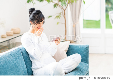 若い女性（スマホ） 61056045