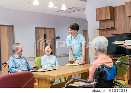 介護士、ケアホーム、食堂、配膳 61056053