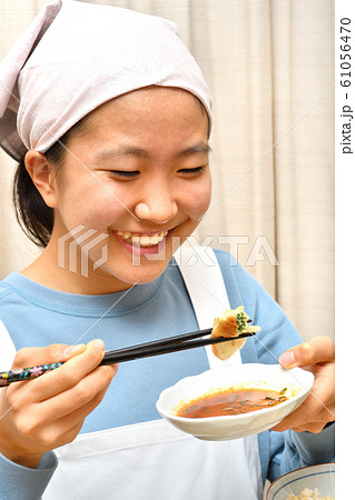 餃子を食べる女の子 餃子を食べる女の子 61056470
