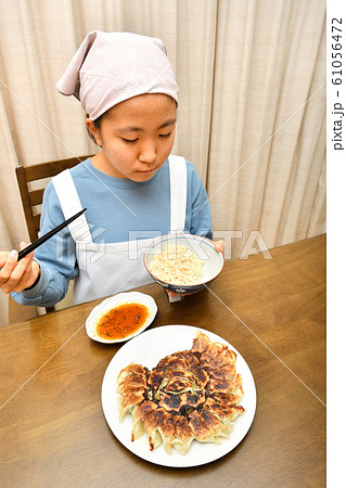餃子を食べる女の子 餃子を食べる女の子 61056472