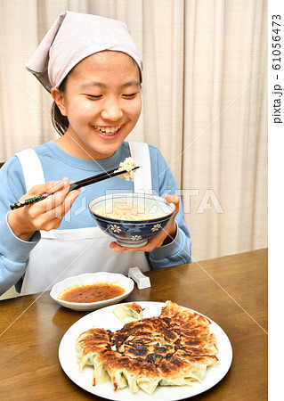 餃子を食べる女の子 餃子を食べる女の子 61056473