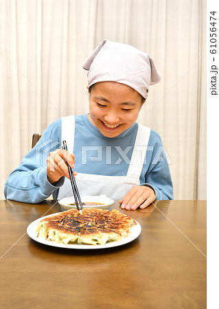餃子を食べる女の子 餃子を食べる女の子 61056474