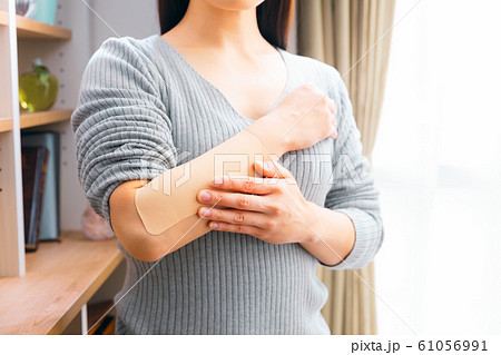 湿布 女性 貼る 剥がす 湿布 女性 貼る 剥がす 61056991