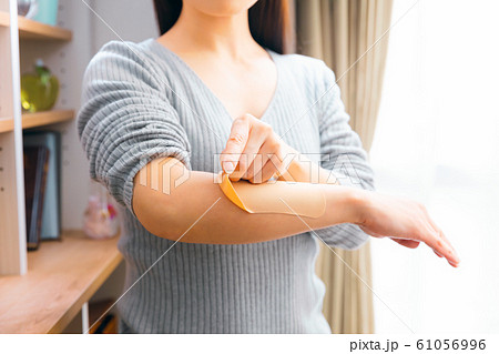 湿布 女性 貼る 剥がす 湿布 女性 貼る 剥がす 61056996