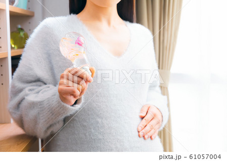 ハーバリウムを持つ妊婦 プレゼント 61057004