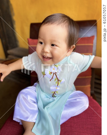 ベトナム観光中の赤ちゃん 61057057