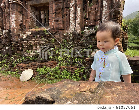 ベトナム観光中の赤ちゃん 61057061