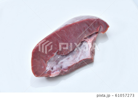 和牛の牛ハツ（部位心臓、焼肉用）の生肉。カットされた牛ハツのブロック、未加熱。 61057273