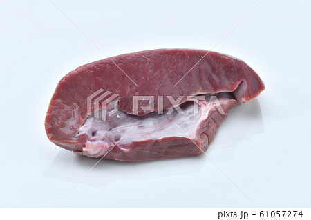 和牛の牛ハツ(部位心臓、焼肉用)の生肉。カットされた牛ハツのブロック、未加熱。 和牛の牛ハツ(部位心臓、焼肉用)の生肉。カットされた牛ハツのブロック、未加熱。 61057274