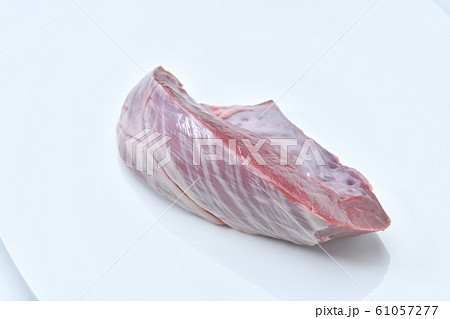 和牛の牛ハツ（部位心臓、焼肉用）の生肉。カットされた牛ハツのブロック、未加熱。 61057277