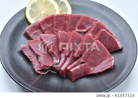 和牛の牛ハツ（部位心臓、焼肉用）の生肉。焼肉用にスライス、未加熱。 61057310