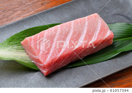 長崎県産の本まぐろ（鮪、マグロ）の「大トロ」の冊（ブロック）刺身用。 61057394