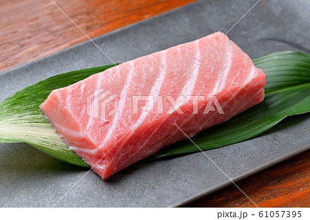 長崎県産の本まぐろ（鮪、マグロ）の「大トロ」の冊（ブロック）刺身用。 61057395