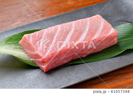 長崎県産の本まぐろ（鮪、マグロ）の「大トロ」の冊（ブロック）刺身用。 61057398