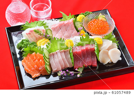 お正月用の 刺身盛合せ お造り お節料理 本マグロ大トロ 本マグロ赤身 サーモン ブリ 鯛 帆立 の写真素材