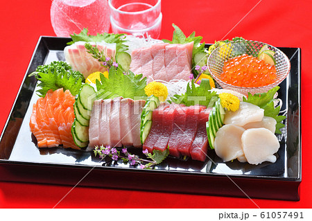 お正月用の「刺身盛合せ、お造り、お節料理」本マグロ大トロ、本マグロ赤身、サーモン、ブリ、鯛、帆立。 お正月用の「刺身盛合せ、お造り、お節料理」本マグロ大トロ、本マグロ赤身、サーモン、ブリ、鯛、帆立。 61057491
