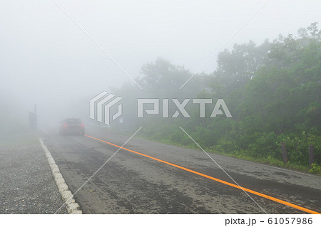 濃霧の道路風景 濃霧の道路風景 61057986