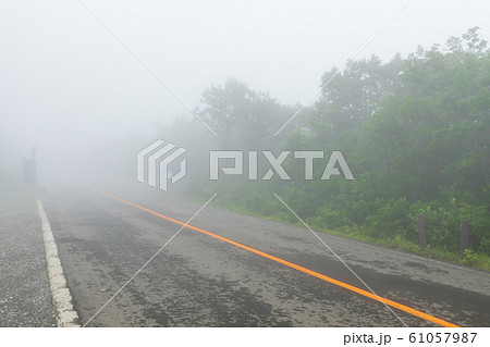 濃霧の道路風景 61057987