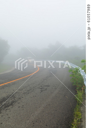 濃霧の道路風景 61057989