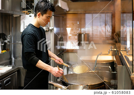 麺　ラーメン　作る　調理　茹でる　厨房 61058083