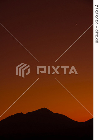 夕焼けと宵の明星 61058522