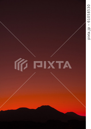 夕焼けと夷守岳 夕焼けと夷守岳 61058530