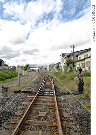 未来への希望に繋がる空と大地と線路がある景色 未来への希望に繋がる空と大地と線路がある景色 61060022
