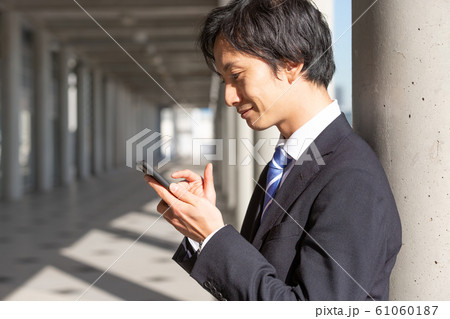 ビジネスマン スマホ 閲覧 ビジネスマン スマホ 閲覧 61060187