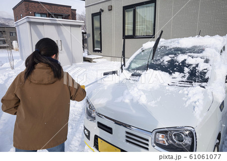 車の雪下ろし 車の雪下ろし 61061077