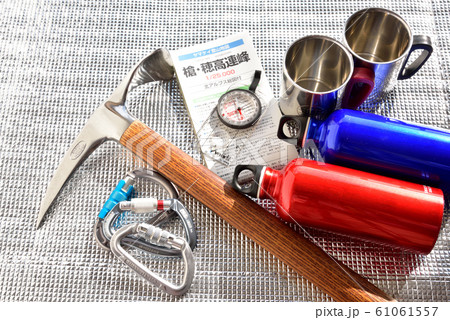 登山イメージ　山道具　登山用品　山岳装備　ピッケル　カラビナ　地図　コンパス 61061557