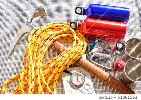 登山イメージ　山道具　登山用品　山岳装備　ピッケル　カラビナ　地図　コンパス 61061563
