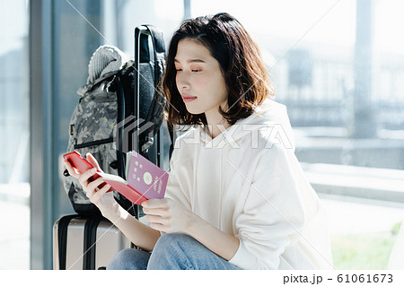 女性　旅行　空港 61061673