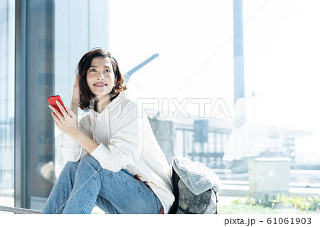 女性 旅行 空港 女性 旅行 空港 61061903