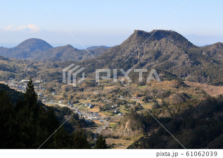 御殿山から望む伊予ヶ岳 御殿山から望む伊予ヶ岳 61062039