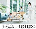 若い家族 61063608