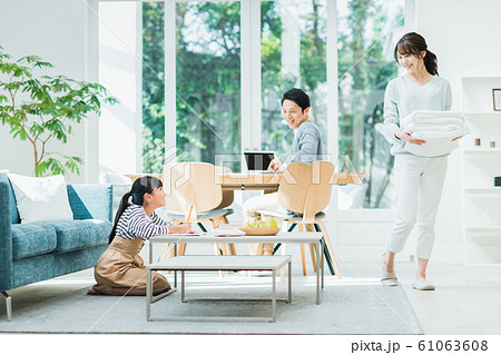若い家族 61063608