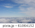雲海と飛行機雲 61064152