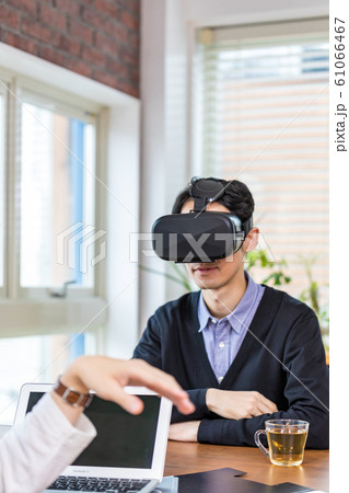 VRで物件案内 不動産をバーチャル映像で確認する男性 VRで物件案内 不動産をバーチャル映像で確認する男性 61066467