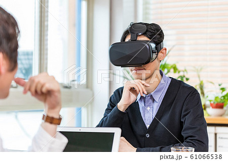 VRで物件案内　 VRで物件案内 不動産をバーチャル映像で確認する男性 61066538