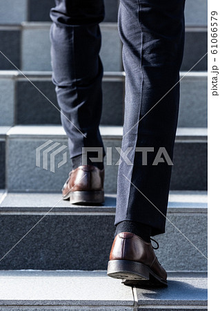 ビジネスマン　ステップアップ 61066579