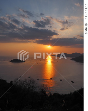 万葉岬から見る播磨灘の夕景 万葉の岬からの夕日 万葉岬から見る播磨灘の夕景 万葉の岬からの夕日 61067127