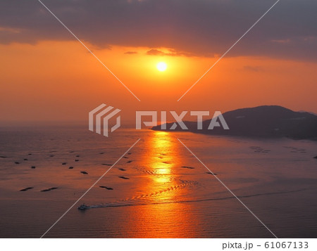 万葉岬から見る播磨灘の夕景　万葉の岬からの夕日 61067133