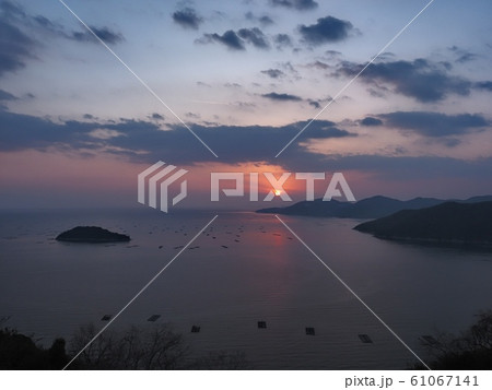 万葉岬から見る播磨灘の夕景　万葉の岬からの夕日 61067141