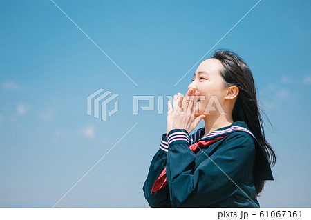 応援をする高校生 61067361