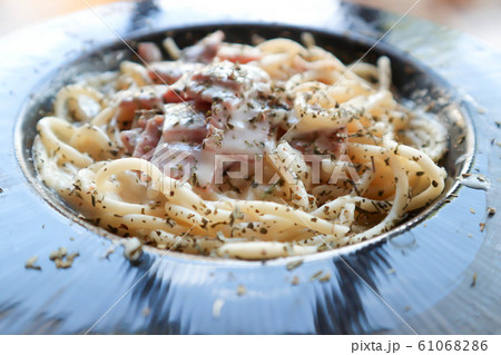spaghetti or spaghetti carbonara spaghetti or spaghetti carbonara 61068286