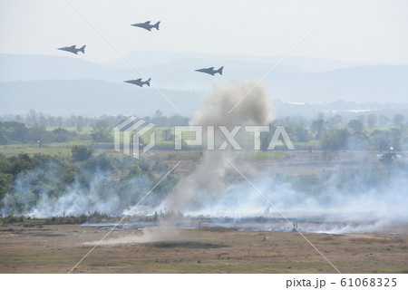The plane removed the bomb show. 61068325