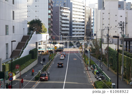 都道414号 南新宿 小田急線の踏切 都道414号 南新宿 小田急線の踏切 61068922