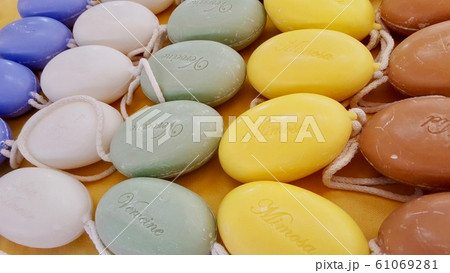 カラフルなサボン 61069281