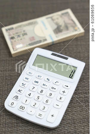 電卓　お金計算イメージ 61069656