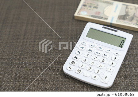 電卓　お金計算イメージ 61069668